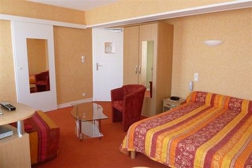 Logis Hotel Restaurant Du Commerce Pont-d'Ouilly Zewnętrze zdjęcie